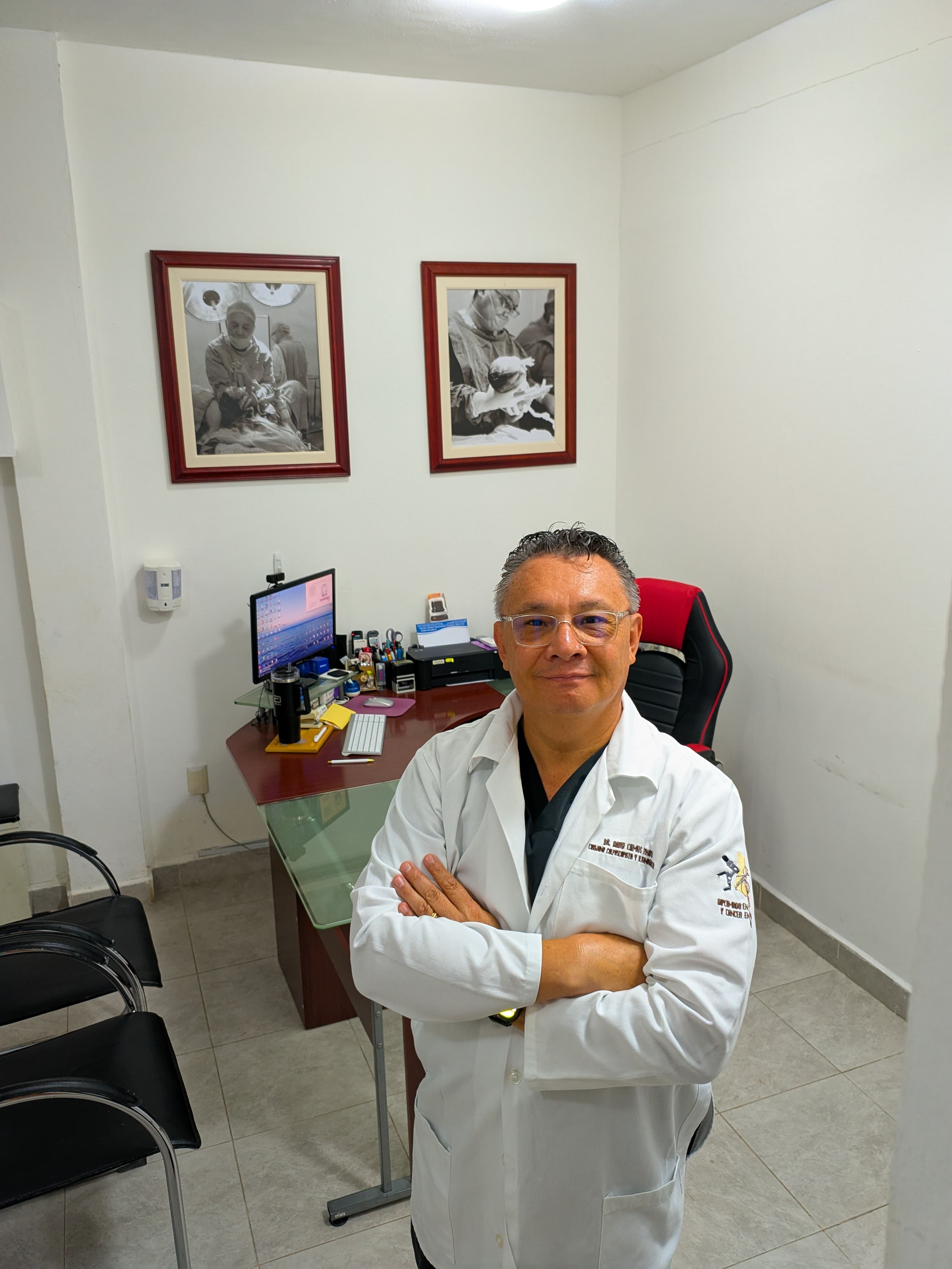 Dr. David Camus Espinosa en su consultorio