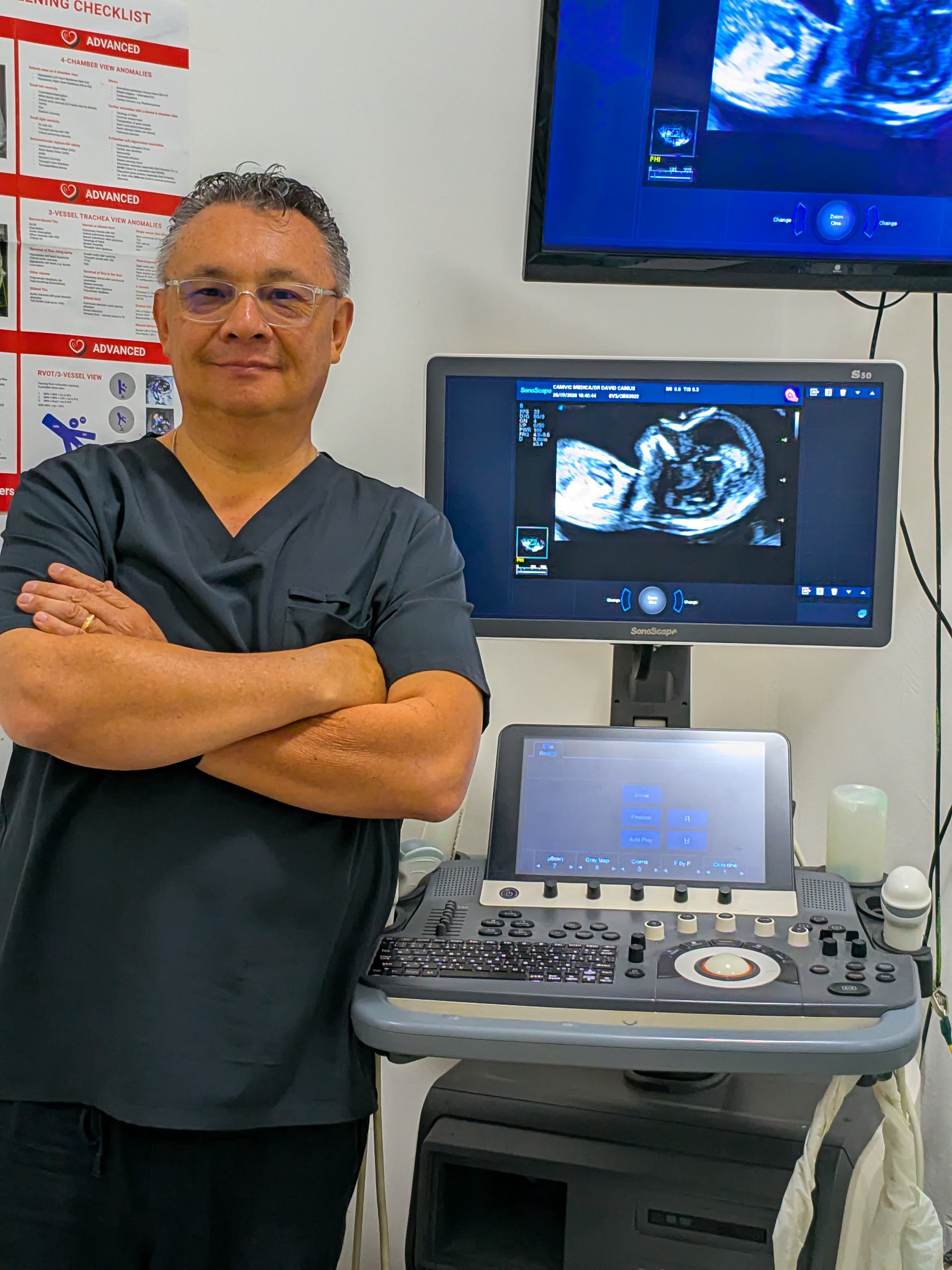 Dr. David Camus Espinosa junto al equipo de ultrasonido materno-fetal